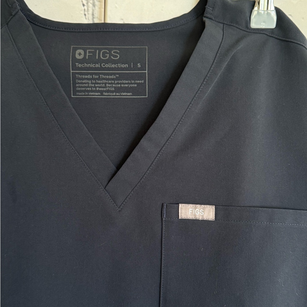 FIGS Scrub Set in color SLATE (color no longer available on Figs website)